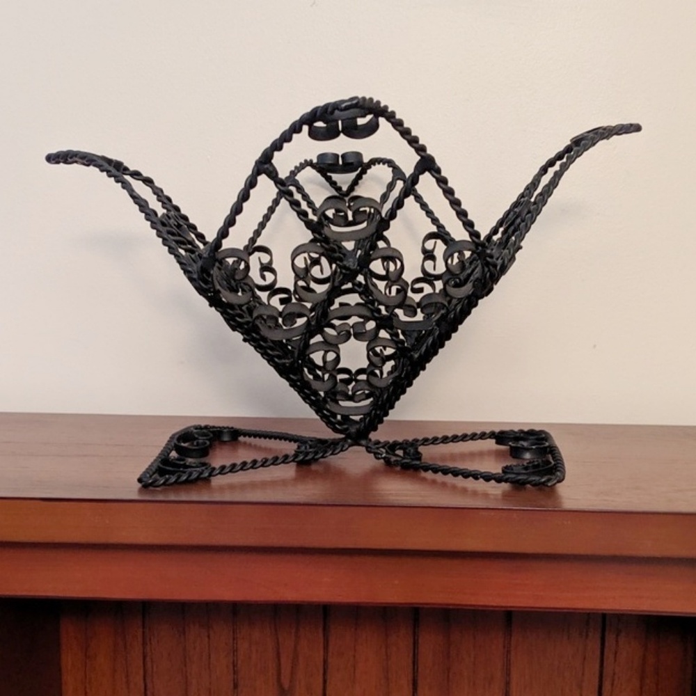 Vintage rod iron decrotive bowl.